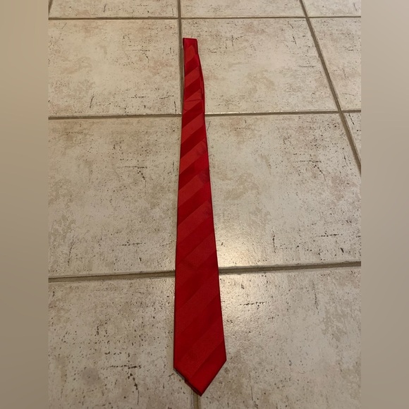 Enrico Carlucci 100% Silk Red Striped Tie - Styled in Italy - Picture 4 of 6